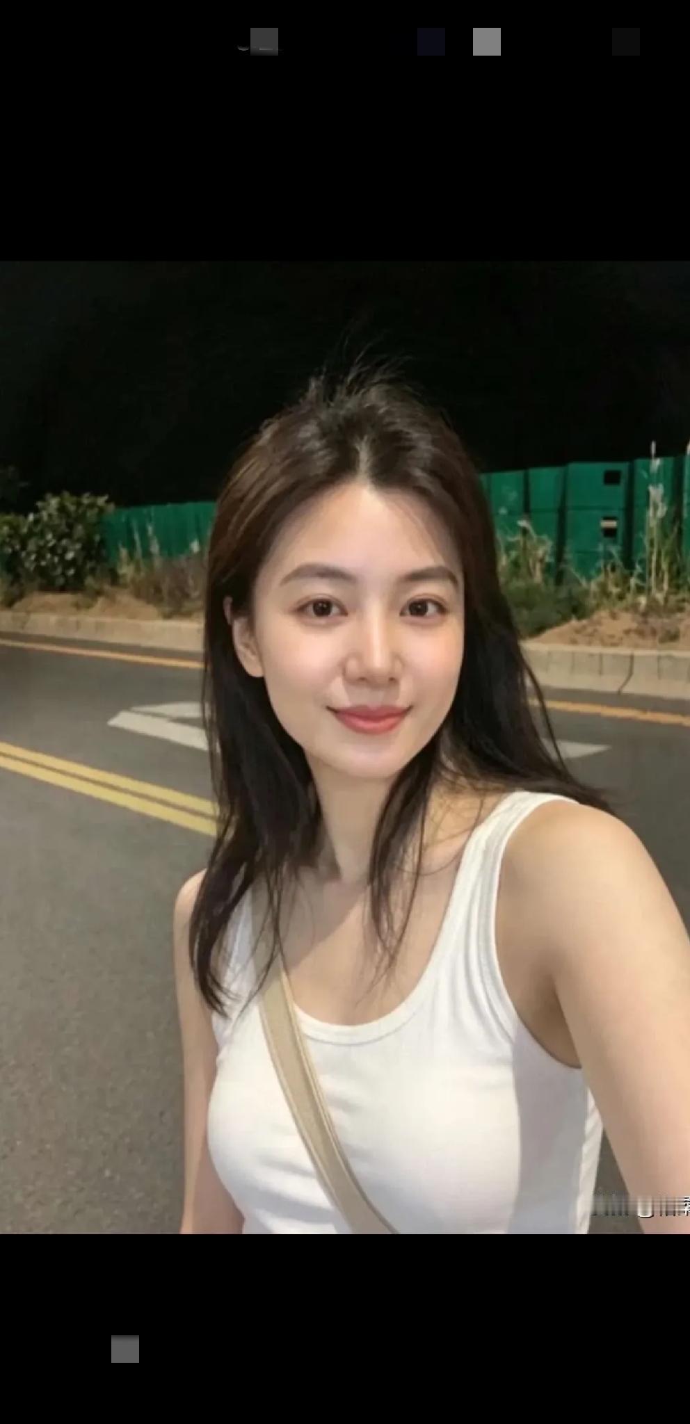[玫瑰]穿搭[玫瑰]
舒适简约彰雅体，
不逐潮流随性起。
穿搭无言展气质，
……
