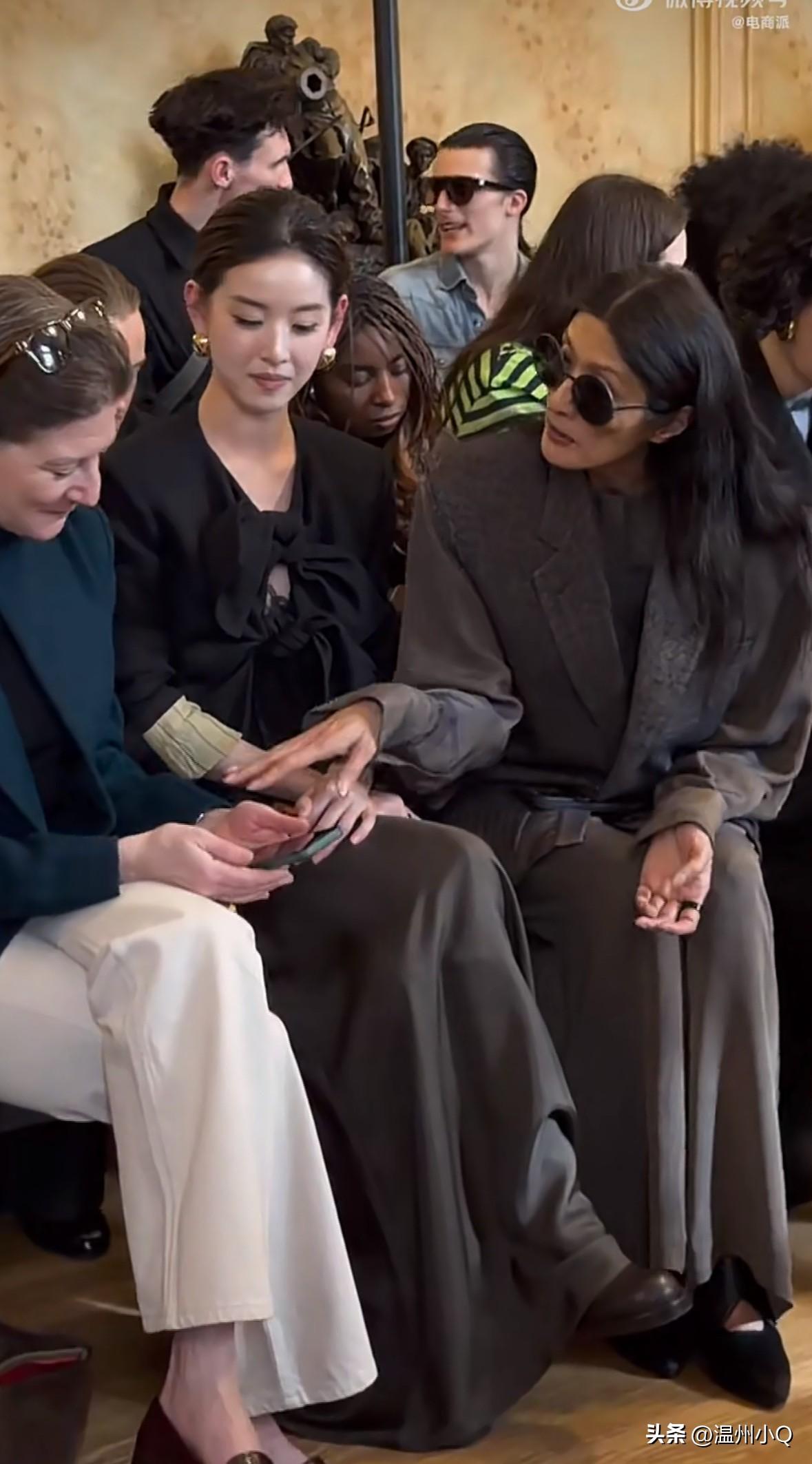 章泽天秀场被冷落了，坐在旁边的两人交谈甚欢，她似乎插不进去什么话，看来东哥妻子的