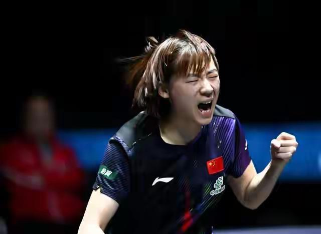 之前陈熠三次输给张本美和，说白了就是踩了最没必要的坑——硬跟着对方的节奏往近台快