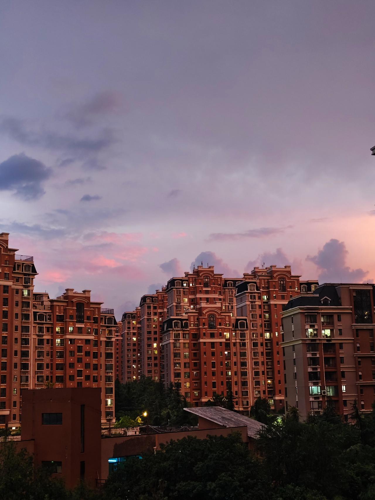 雨后的天空太美了！昨天傍晚，济南的天空乌云翻滚伴着阵阵雷鸣，接着短时大雨如注。
