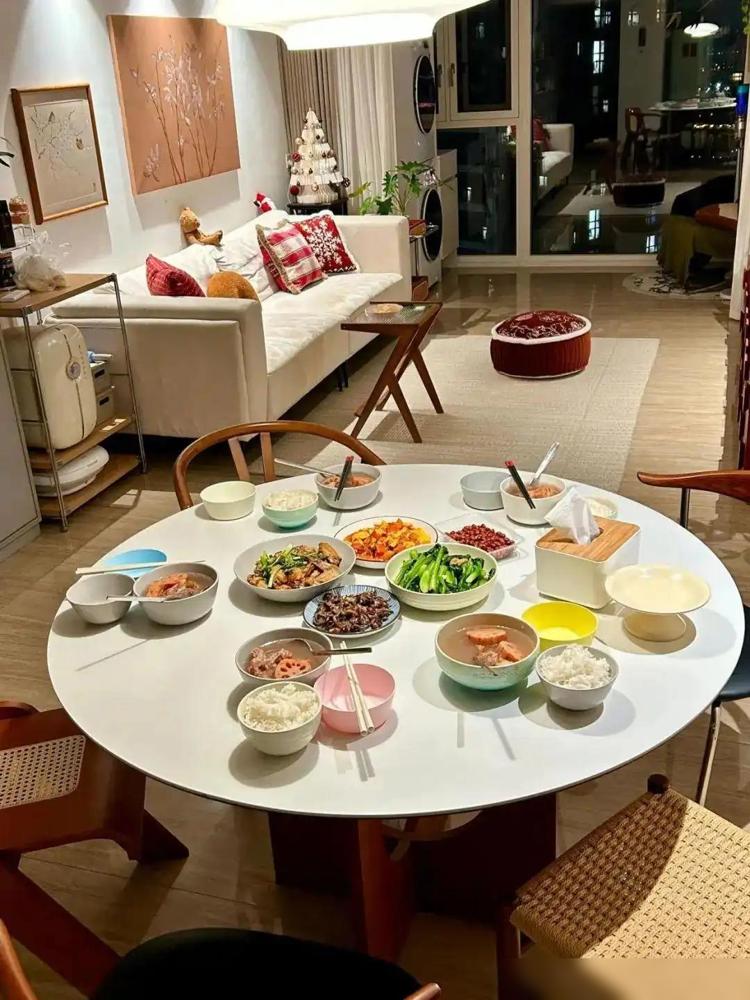 我姐突然在微信上给我转了六千块钱块钱、接着发来一条语音：“弟，我女儿下周去杭州，