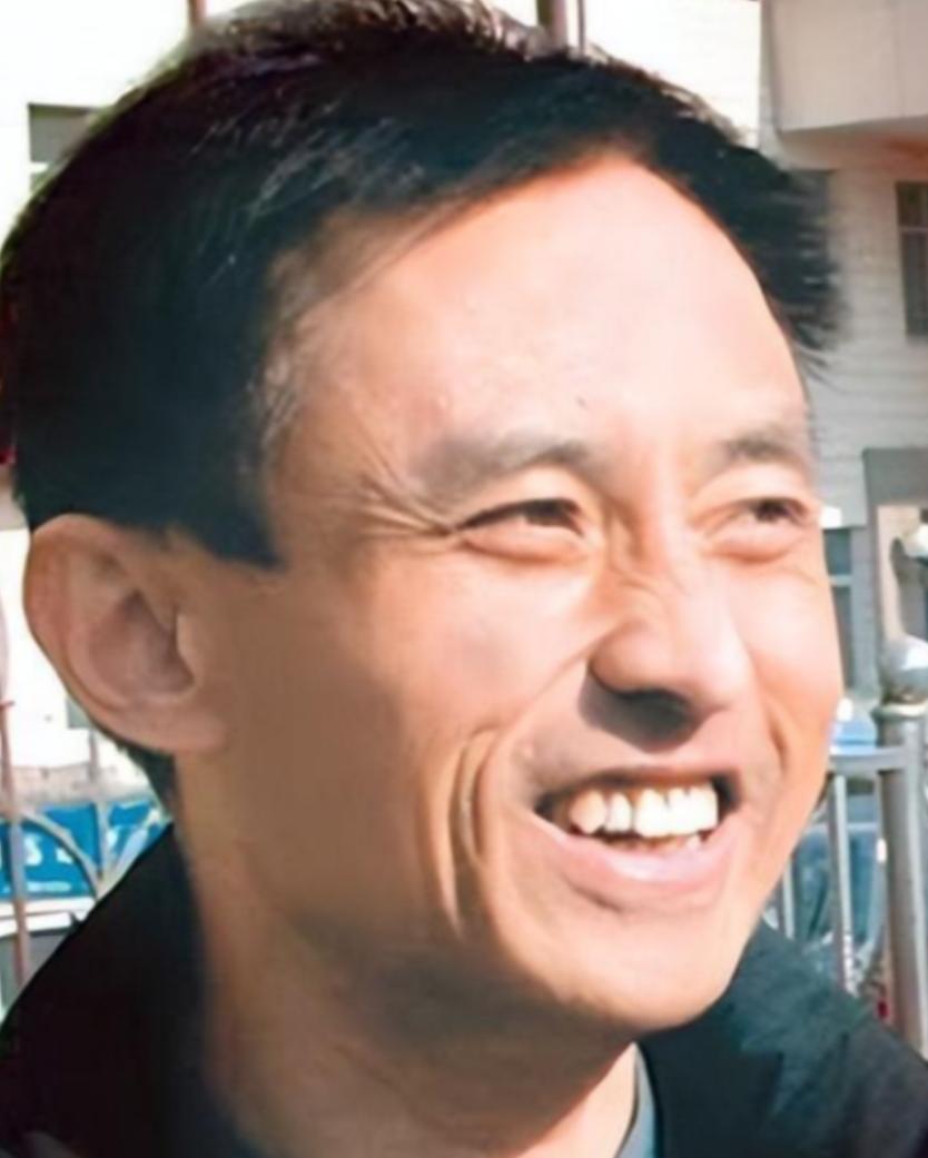 2002年，河北唐山，民警郭忠孝夫妇在家中被蒙面歹徒袭击，重伤垂危。受害者夫妇指