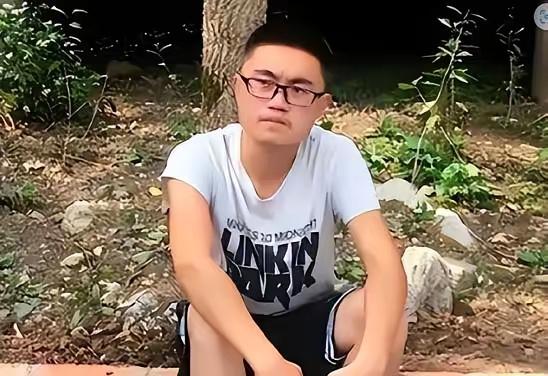 他在高考前2天时，父亲在他怀里去世。在殡仪馆走廊坐了一整夜后，第二天发消息给老师