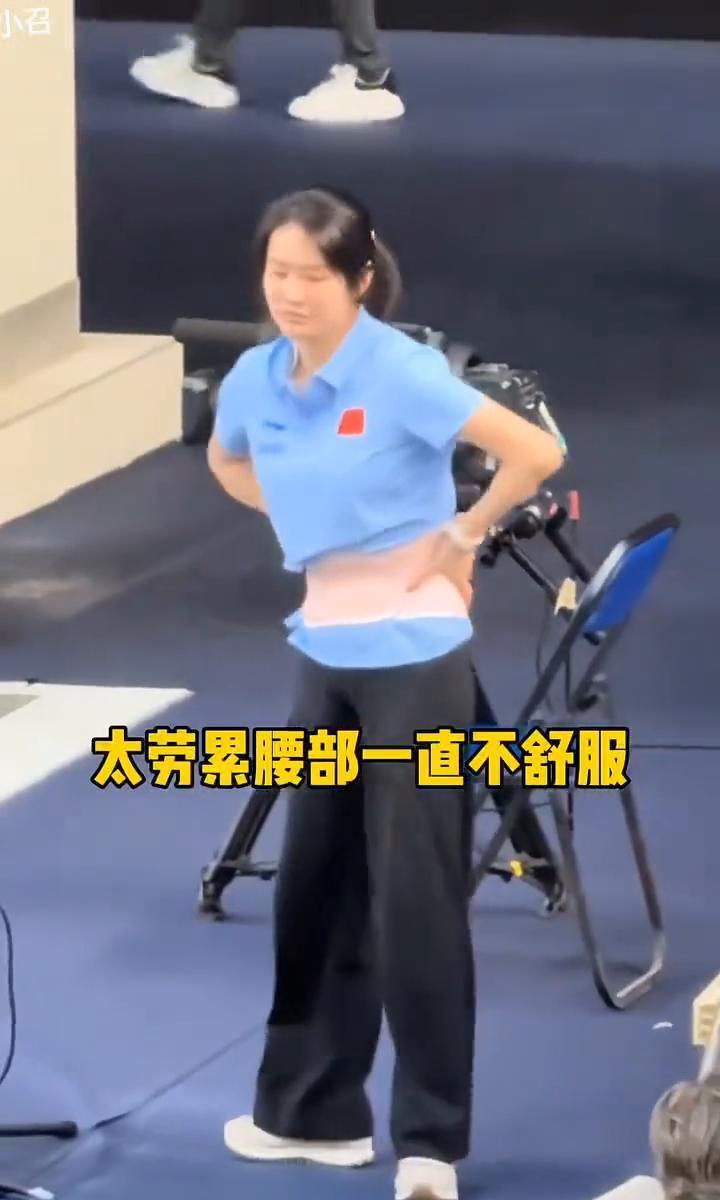 16岁冠军夺冠后，第一件事是给教练揉腰。
她训练完肌肉紧绷，却伸手按住陈若琳的痛
