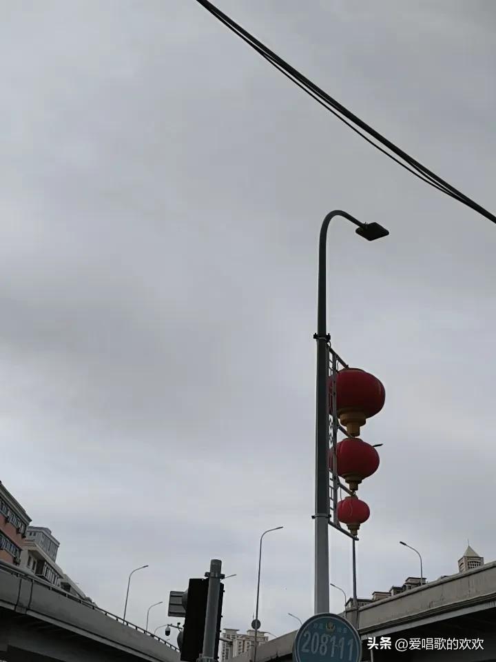 现在都已经是6月份了。乌鲁木齐的天气总是灰蒙蒙的。

感觉每天的气温也不低。但就