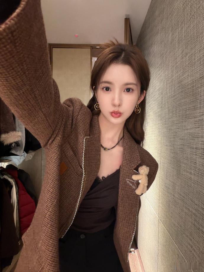 刘些宁美拉德风穿搭刘些宁美拉德风穿搭真的是太好看了呀，棕色系的穿搭，显得整个人好
