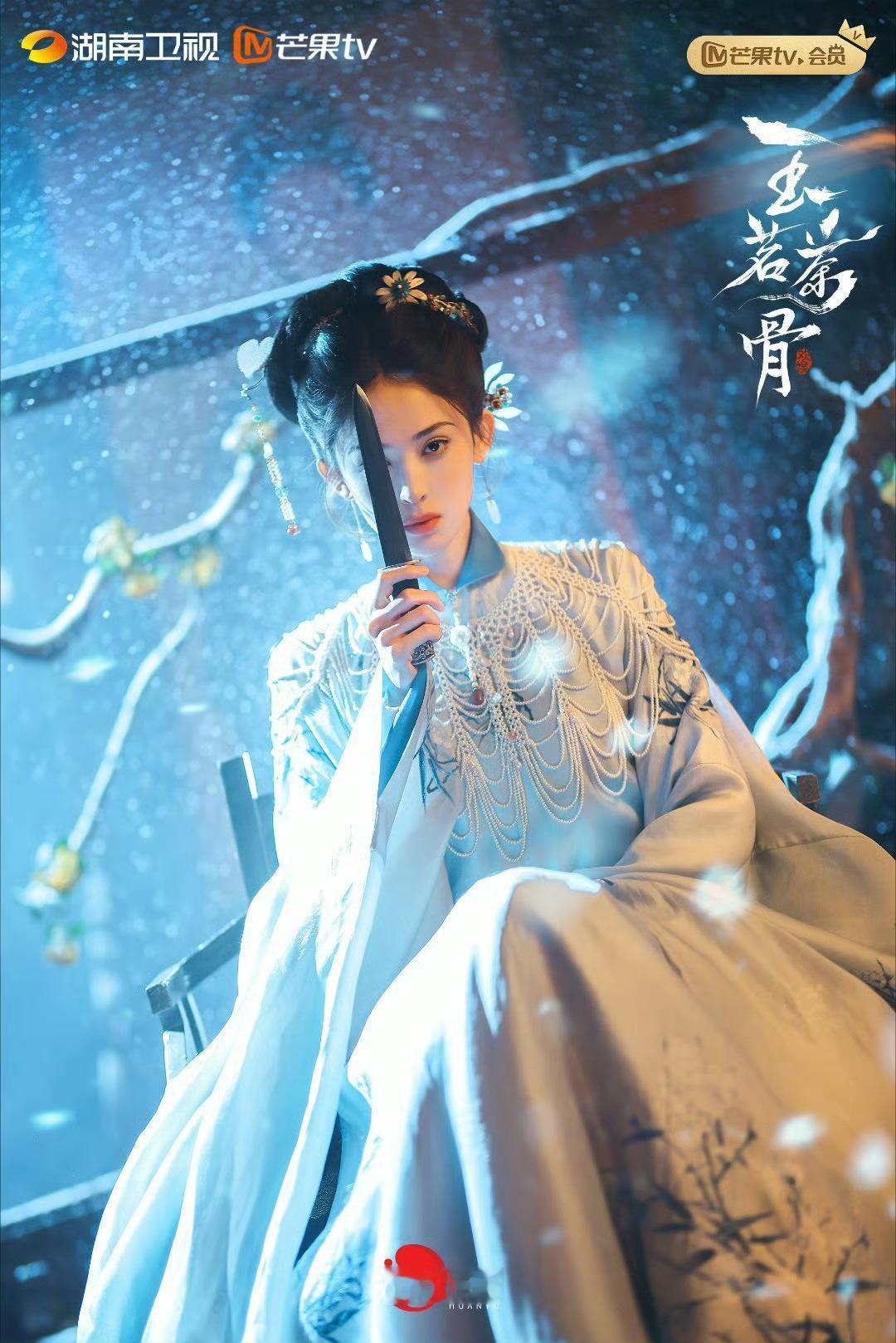 娜扎当真国色天香 这套造型直接封神！挂脖设计秀绝美锁骨，粉色长裙仙气拉满，国色天