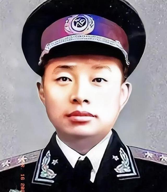 1955年，授衔台上，一张年轻稚嫩的面庞，却肩扛中将军衔，着实令人惊叹，不禁让人