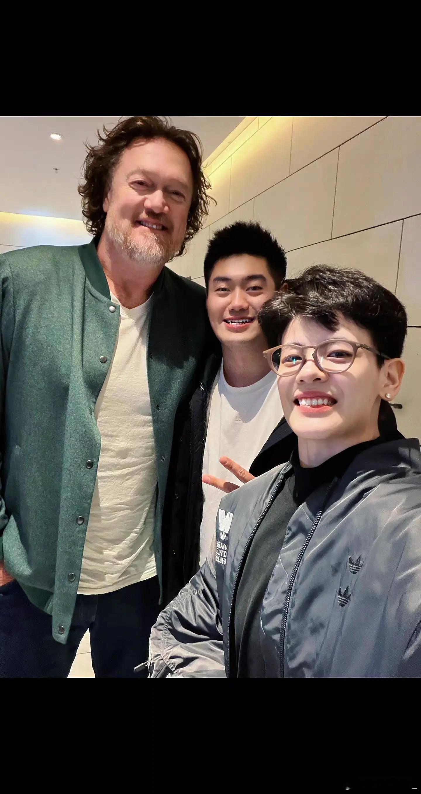 杨舒予杨舒予 20260706(作者发布时间)一则含金量很高的合照 图中最左边的