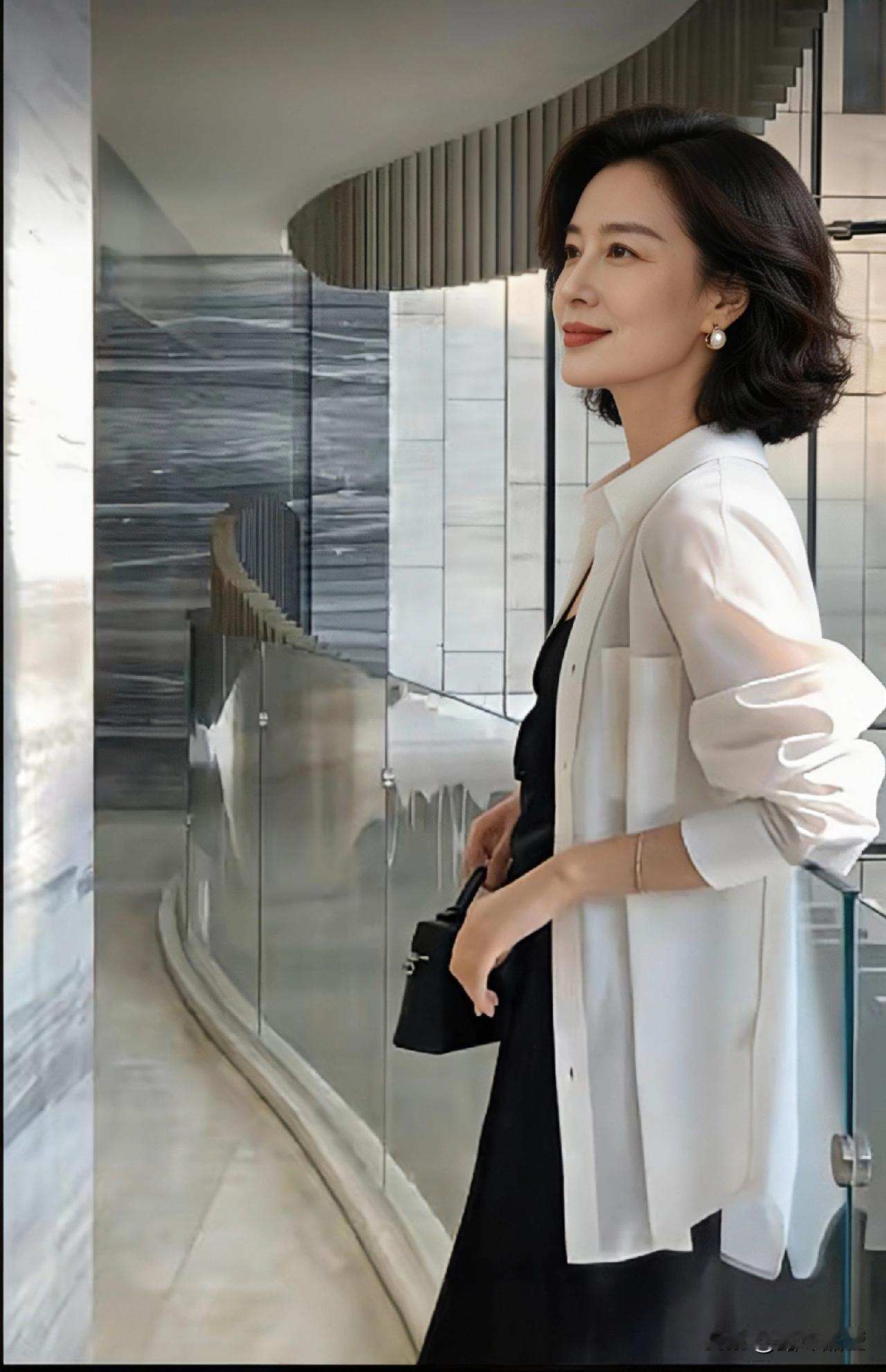 夏天裙子配上衣的6个简单又高级的穿搭法则


以前总觉得裙子越多越好，现在才懂：