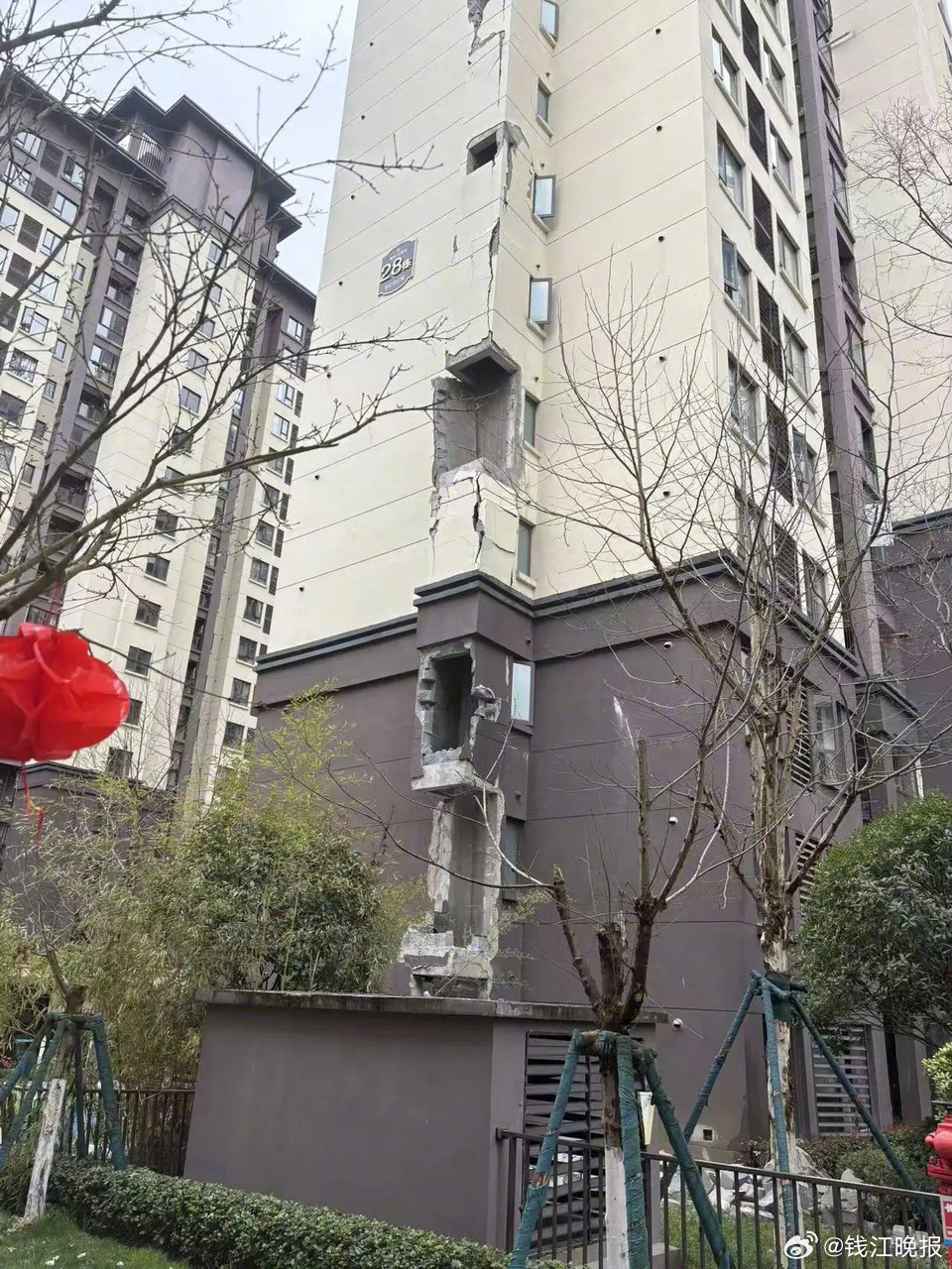 【#遵义官方回应小区楼栋墙体破裂#：废气积压产生爆燃】2月27日晚，贵州遵义市新