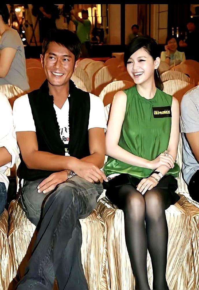 2005年，镁光灯烫手时，大S拍一集拿30万，代言标价800万，广告合同堆到桌角
