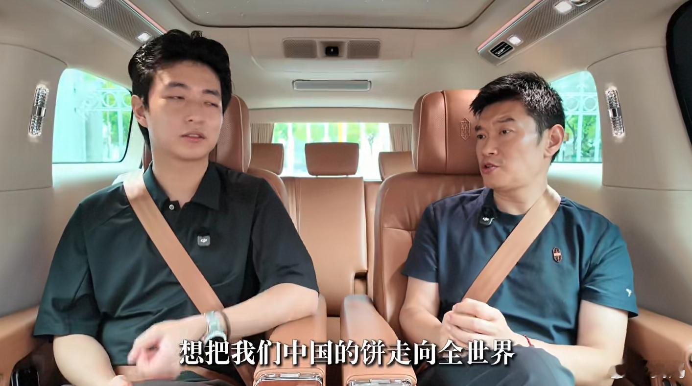 中国手抓饼之父下定尊界V800，并且表示看了几分钟就决定下定。[嘻嘻] ​​​