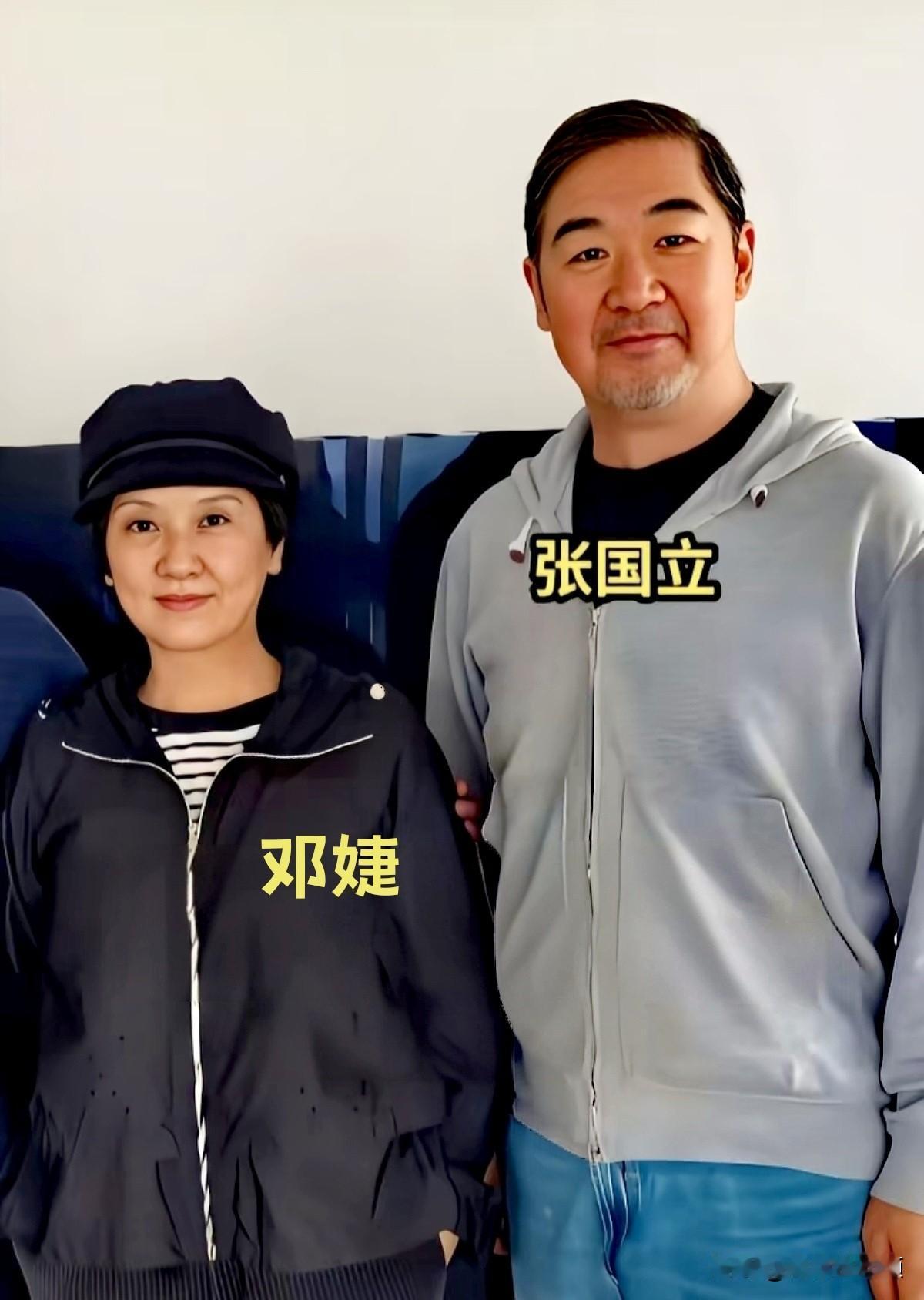 早年运动场挽手，近期并肩，张国立邓婕低调恩爱。
邓婕的灵动与优雅，张国立的敬业与