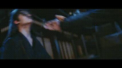 暗河传龚俊开伞镜头 《暗河传》里龚俊的打戏每一套动作都干净利落，尤其是和伞配合的
