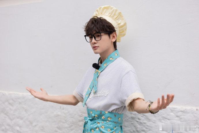 翟潇闻[超话]翟潇闻炒牛肉像推土中餐厅名场面中餐厅翟潇闻炒牛肉的画面我能循环播放