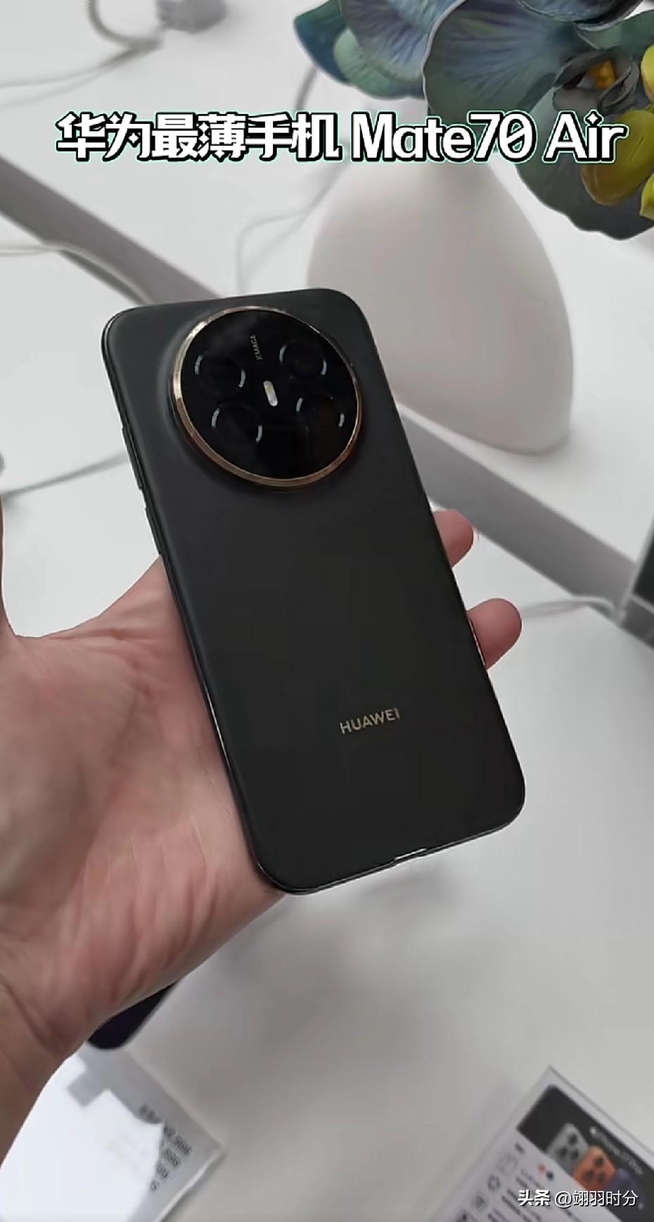 瞬间秒杀苹果17Air
华为mate 70Air的轻薄程度瞬间超越苹果

当然，