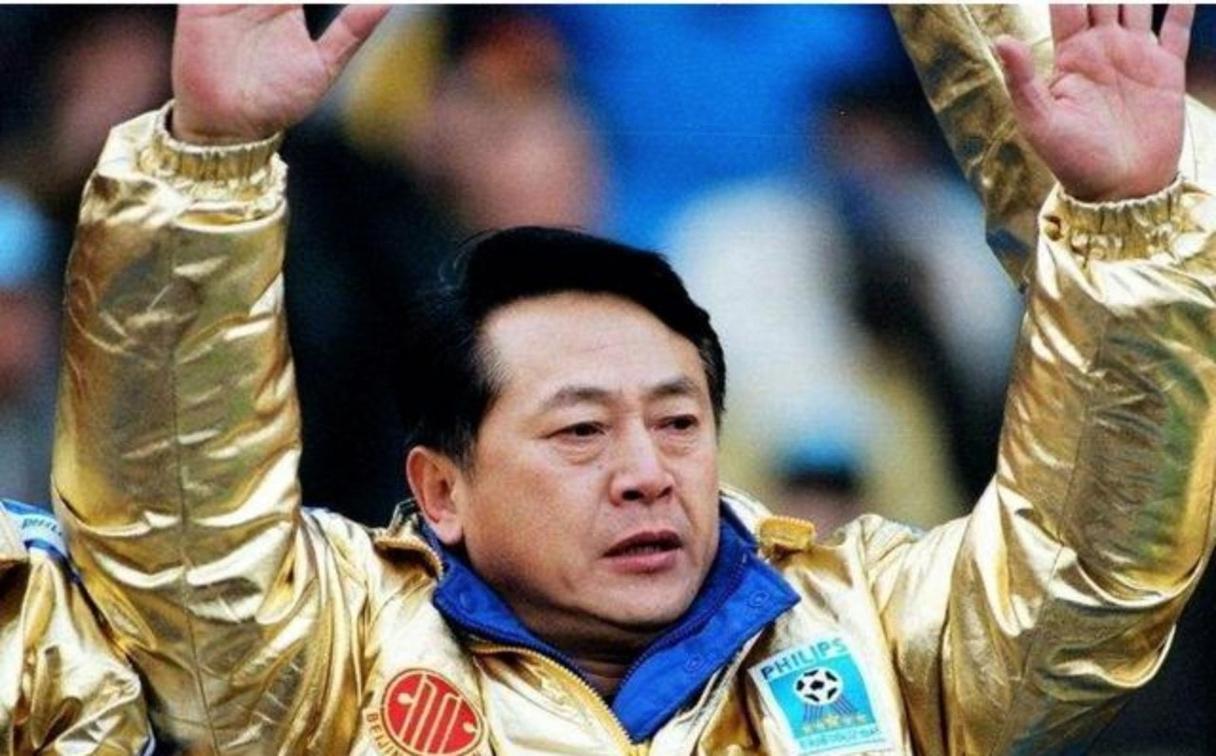 1994年北京国安沦为甲A老八后，久负盛名的金志扬取代少壮派的唐鹏举，成为国安队