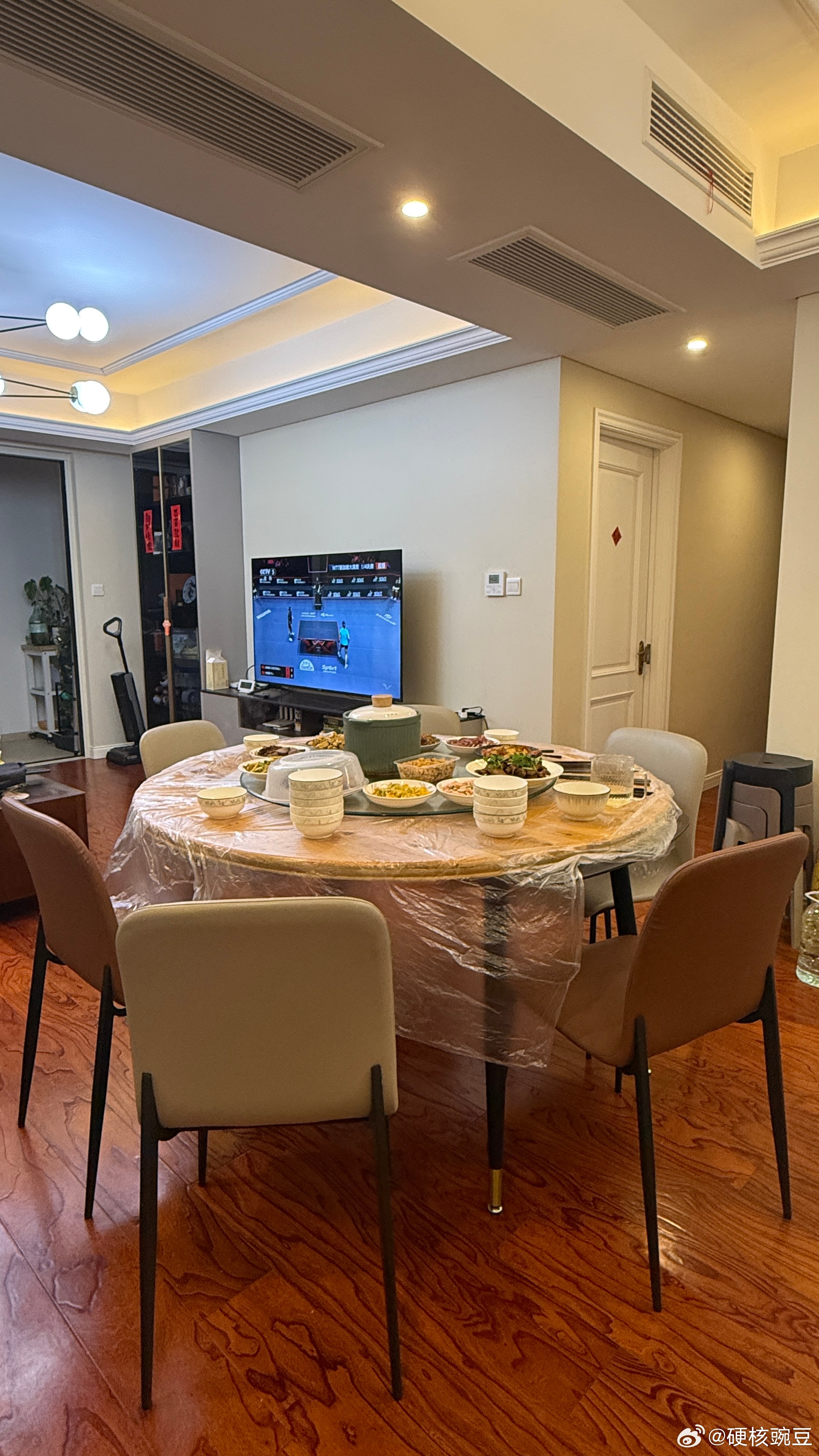 做饭做累死了，明天不做了 ，还好我家客厅大，不然放不下这么大圆桌 