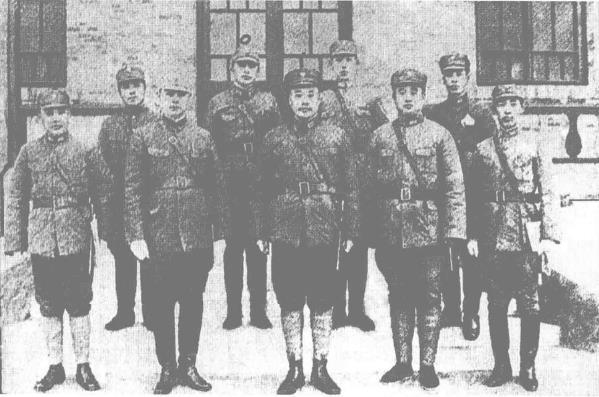 1937年春，第二十九军高级将领在北平举行军事会议后合影。
前排右起:石友三、刘