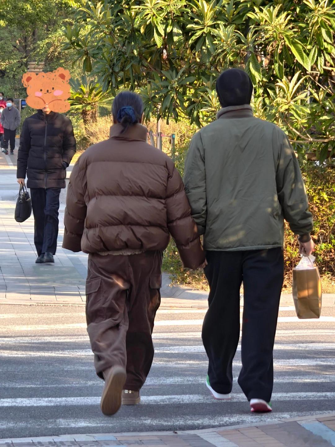 偶遇周一围朱丹牵手散步周一围朱丹牵手散步被周一围朱丹这波偶遇戳中了，手牵手的背影