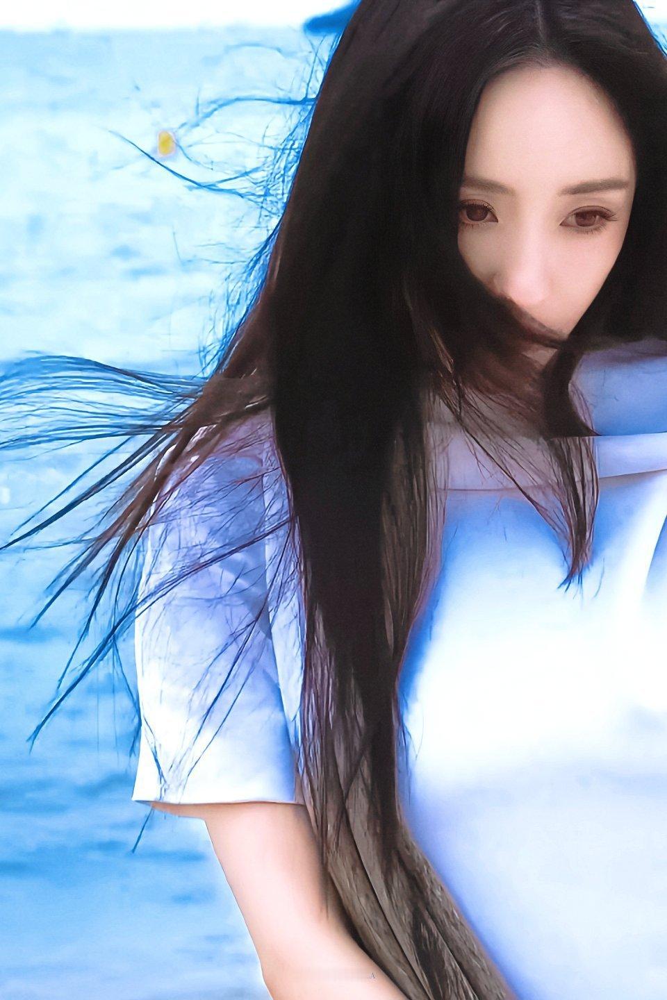 #杨幂[超话]#没有人规定一朵花必须长成向日葵或玫瑰 我的意思是没有人可以定义你