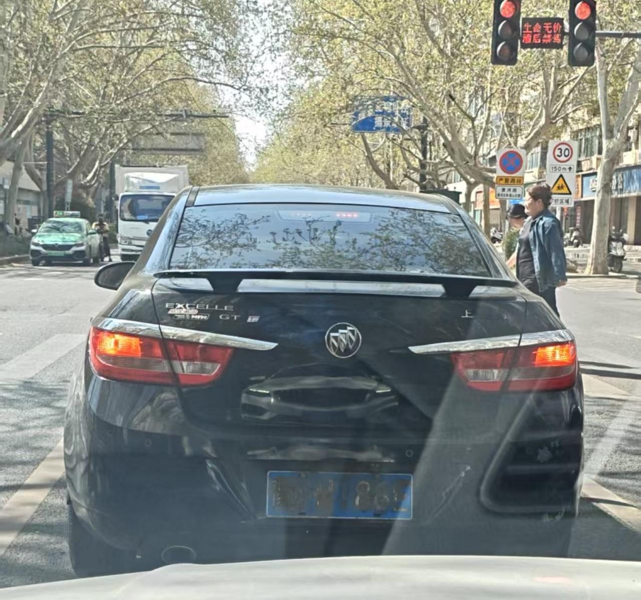 郑州，看这辆通用汽车，车身上挺干净，车牌上都是泥，是否已涉嫌故意遮挡号牌？