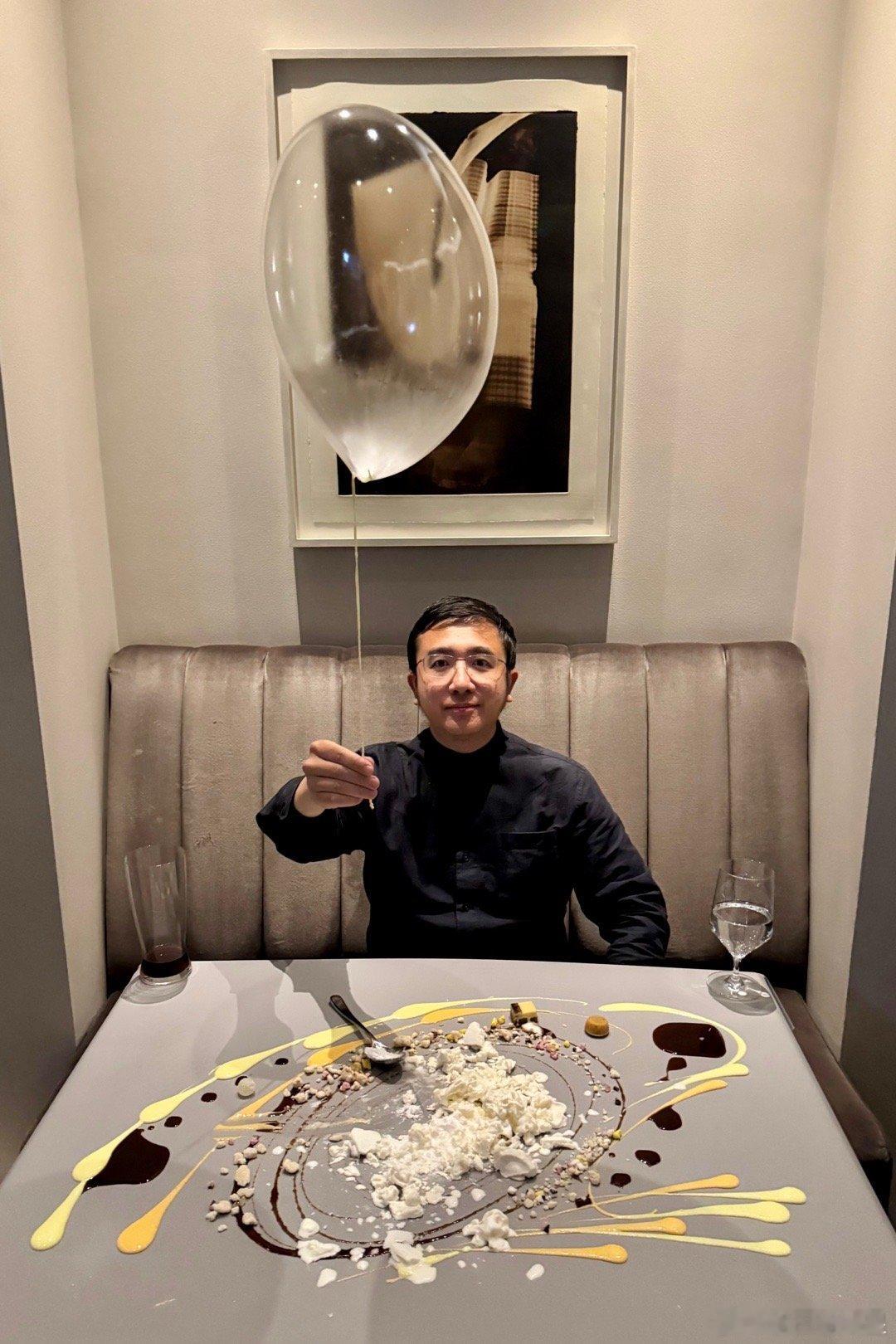 芝加哥米其林三星Alinea。美国中部的传奇名店，主厨因患舌癌失去味觉，然后像贝