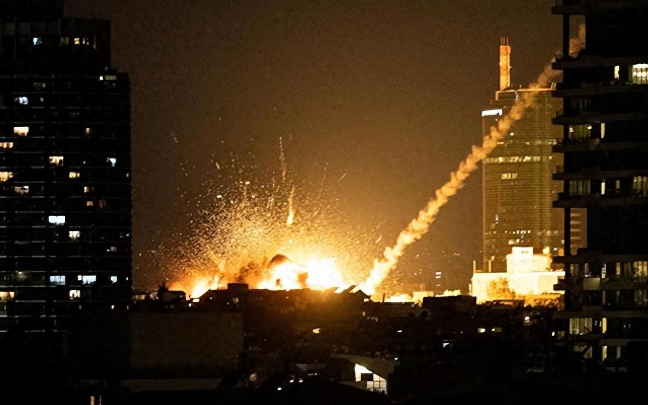 最近刷到迪拜的消息，估计很多人都会大吃一惊，曾经人人向往的富豪天堂，如今却陷入了