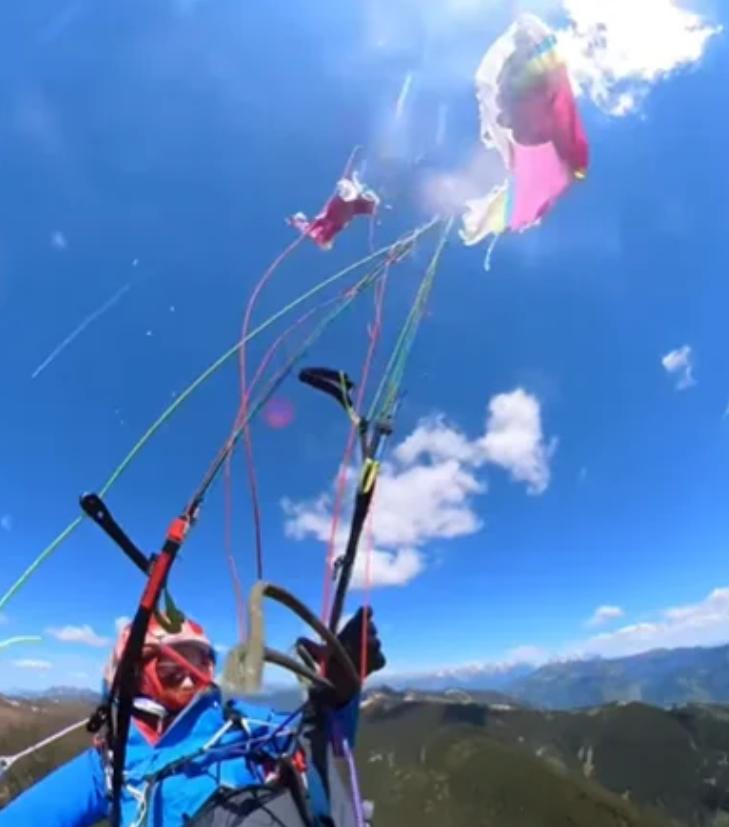 空中惊魂，降落伞被小飞机撕裂后安全着落

奥地利发生一起空中惊魂事件，一名女子的