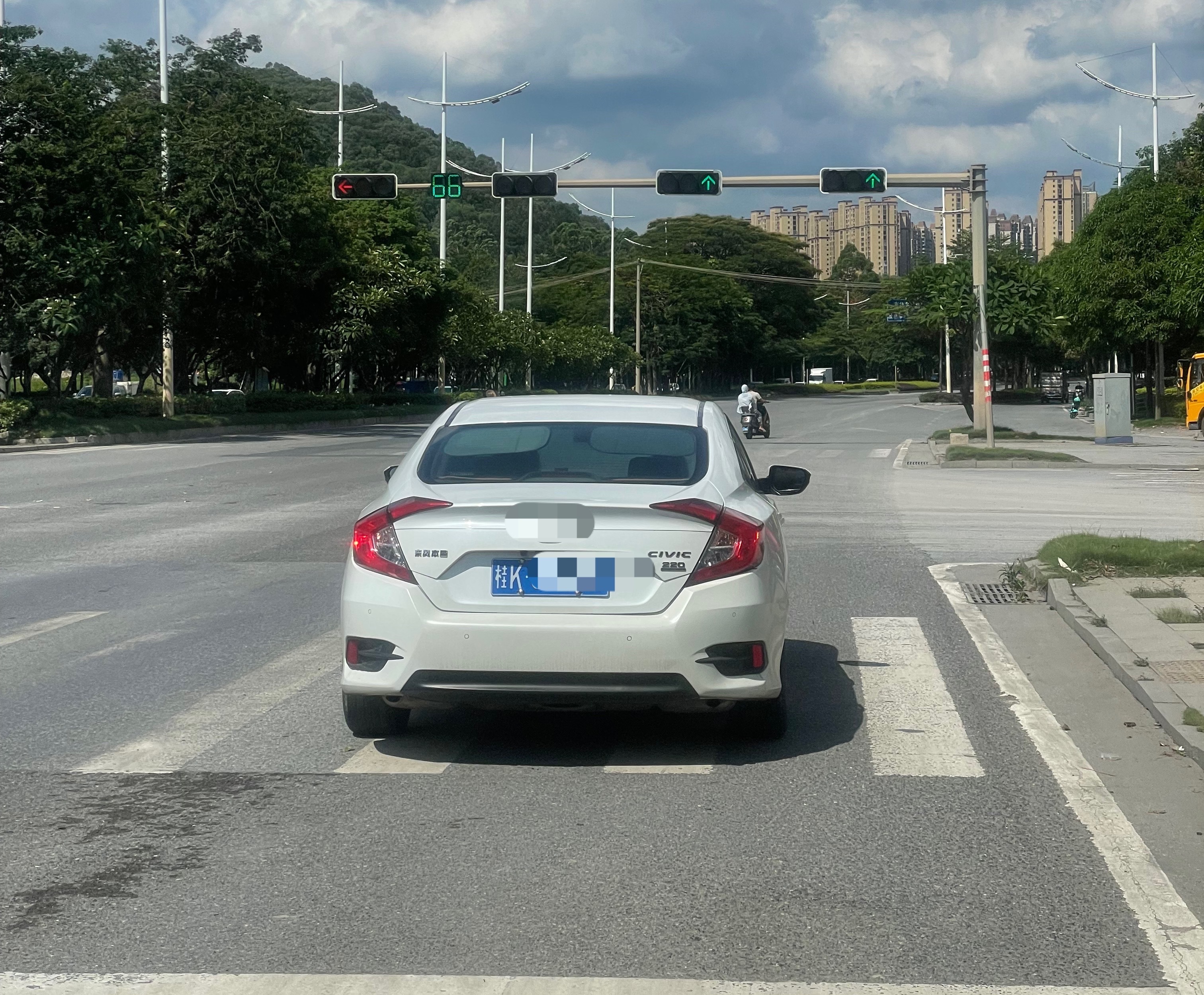 5月22日，玉林桂k6p小车二环路走两轮车道会被罚吗。这个路口每次路过都看见这种