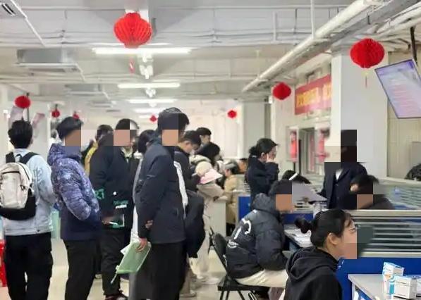 朋友大专毕业后在文化课培训行业摸爬滚打了十来年，如今已是七八家培训班的老总，年收