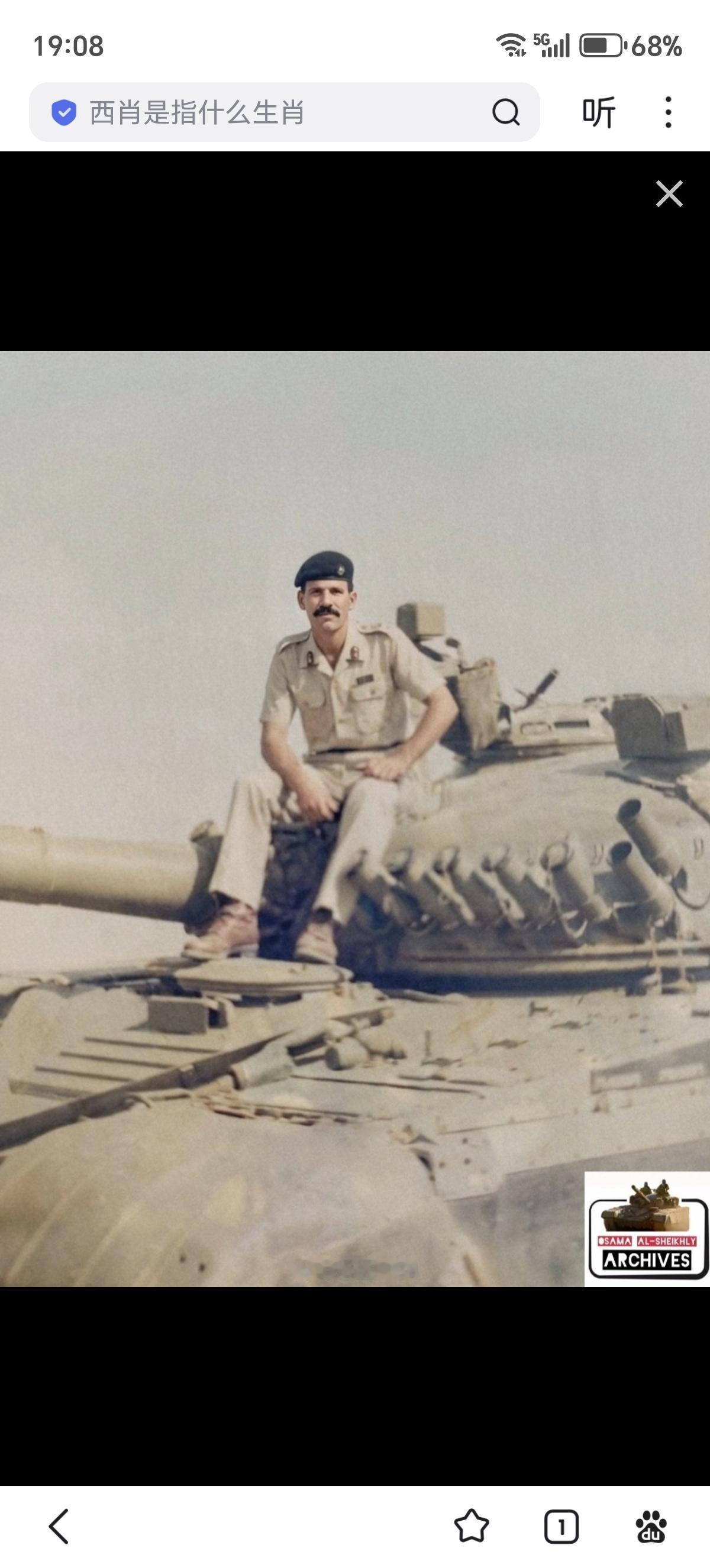 一张伊拉克装甲兵学院教官与南斯拉夫M84AB坦克的照片。坦克是在1990年伊拉克