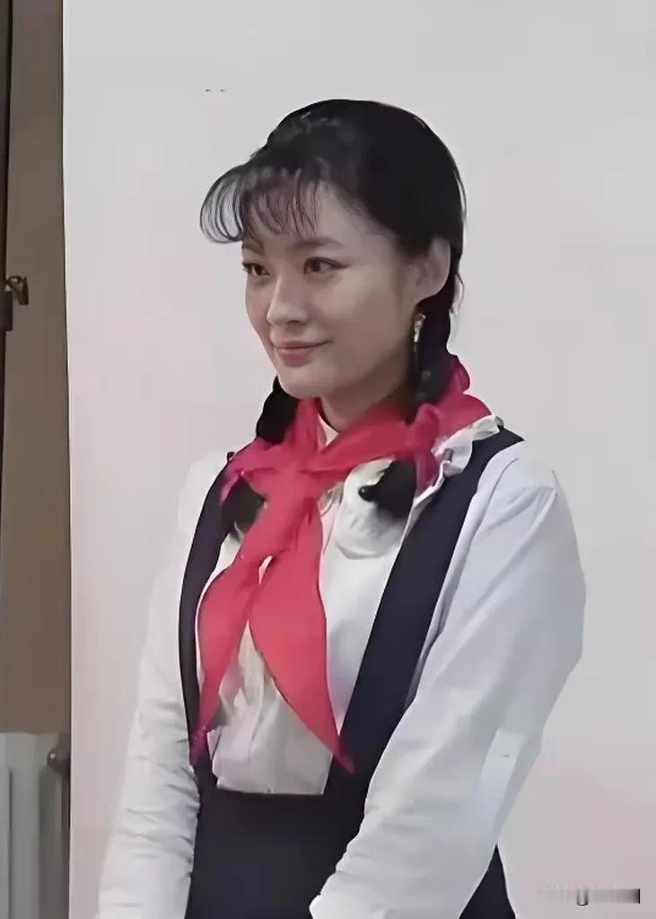 周涛这“空气刘海”难看死了，刘海长度尴尬，遮眼又影响美观，分界更是显得傻气。不仅
