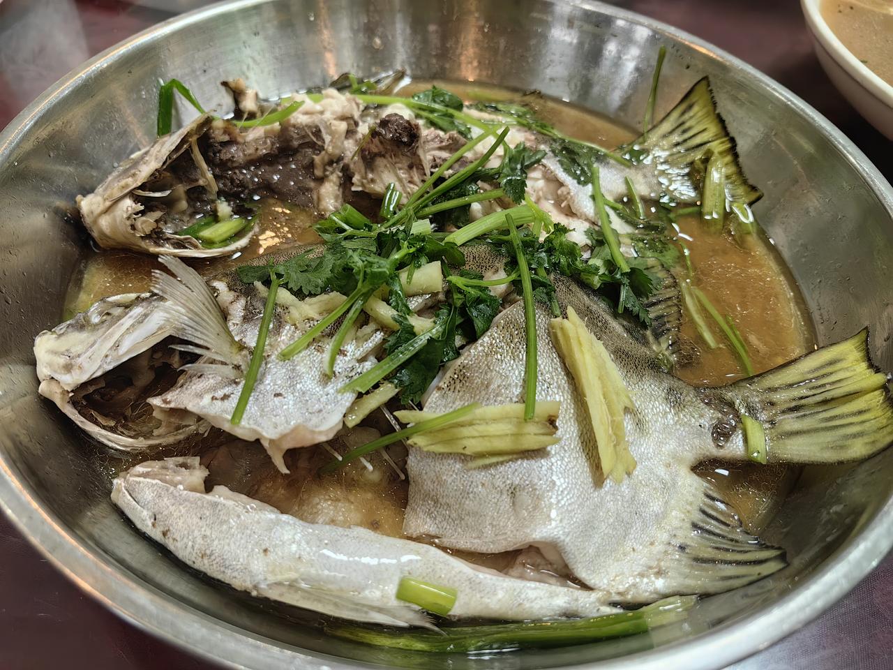 老公买了十斤山猪肉，想着带一点给朋友尝尝鲜，结果，朋友硬是留我们吃饭。

盛情难