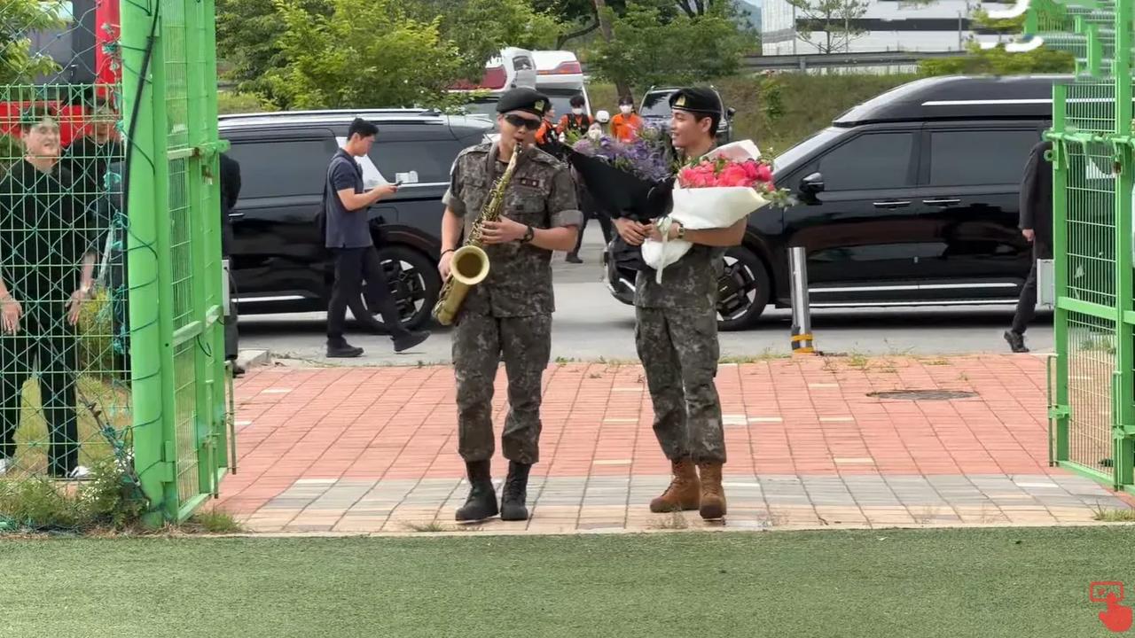 金南俊金泰亨退伍：重归舞台，梦想再启航

今日，金南俊和金泰亨正式退伍，这一消息