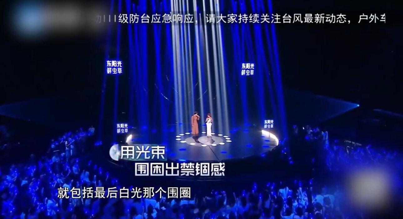 黄子弘凡提出用灯光代替笼用灯光代替笼是黄子弘凡想的黄子弘凡对待音乐很认真的，有自