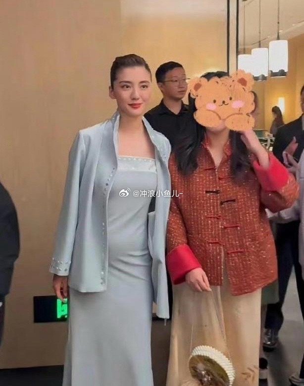 吴千语参加活动，一向身材纤细的她小肚凸出，这是有了喜事了吗 