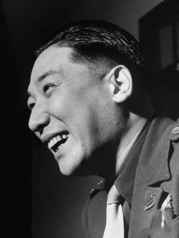 1997年，蒋纬国病逝。100岁的宋美龄接到消息立刻登机赶回台湾，到医院马上查账