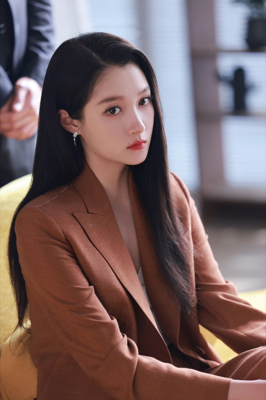 关晓彤女总裁look真的鲨疯了修身西装勾勒出她的完美身材，大长腿更是瞩目，气场两