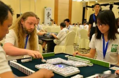 “老外竟比中国人还会打麻将！”2021年，在欧洲举行的麻将锦标赛上，中国队名列第