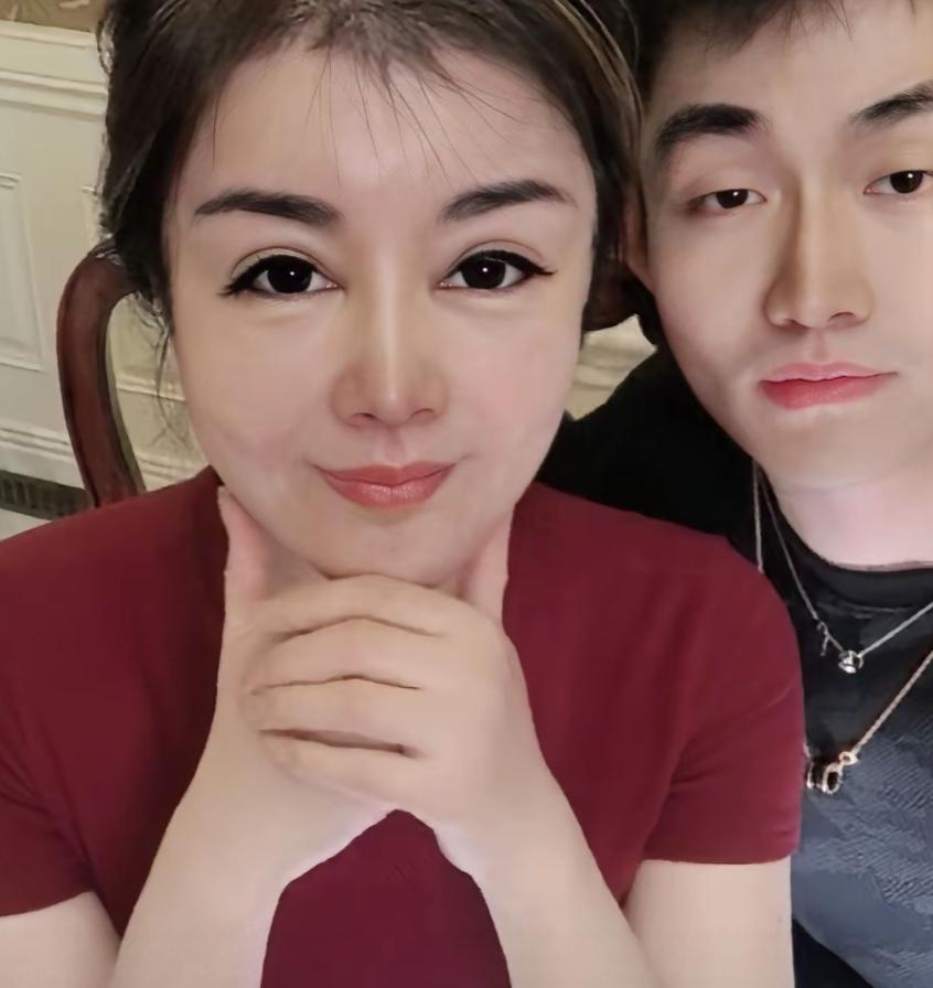 别再讨论于文红的“小男友”了，你根本没看懂这场47亿的“狩猎游戏”。
那不是一个