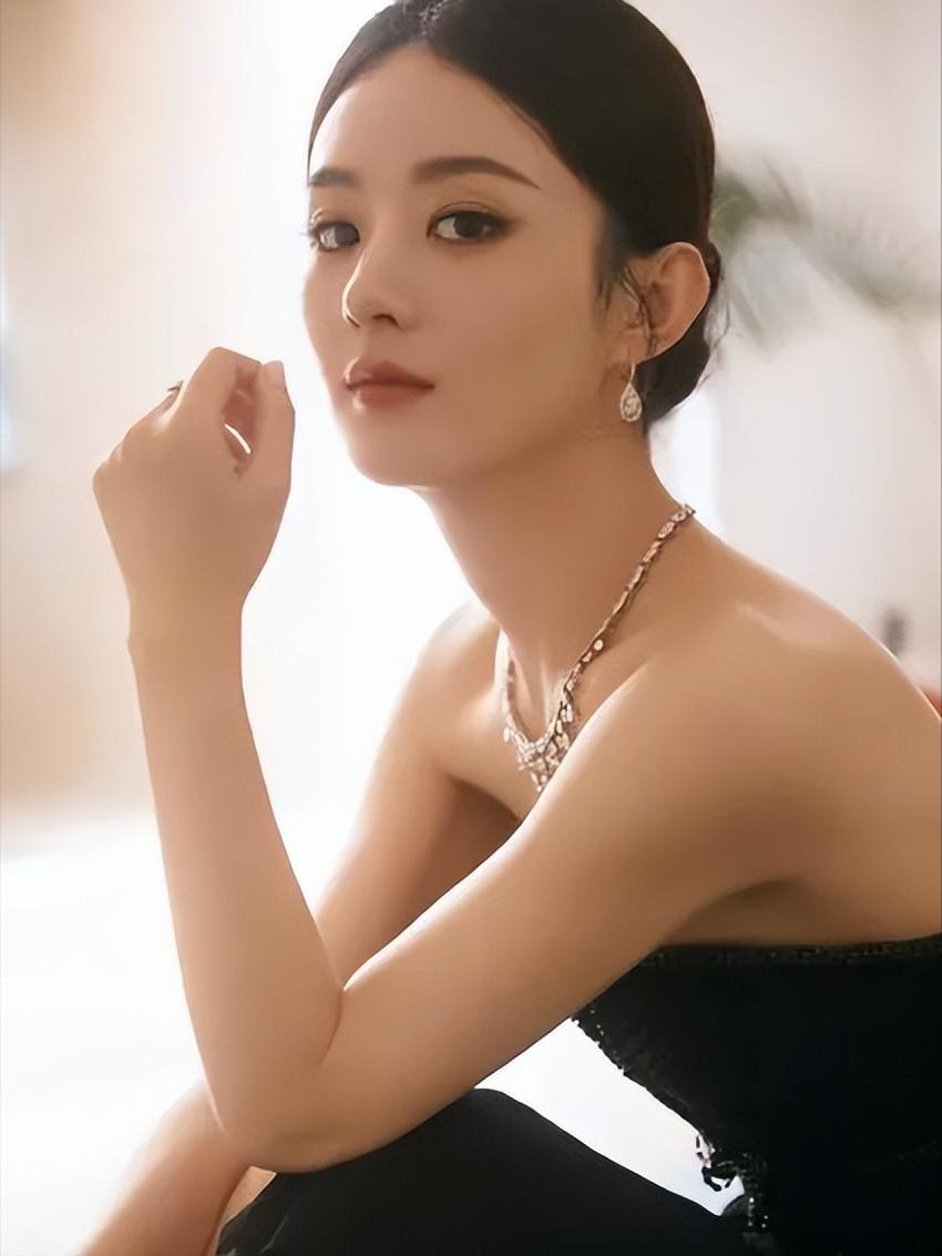 “未来可期！”2012年，吴奇隆成立公司，要赵丽颖出10万元，给她1%的股份，赵