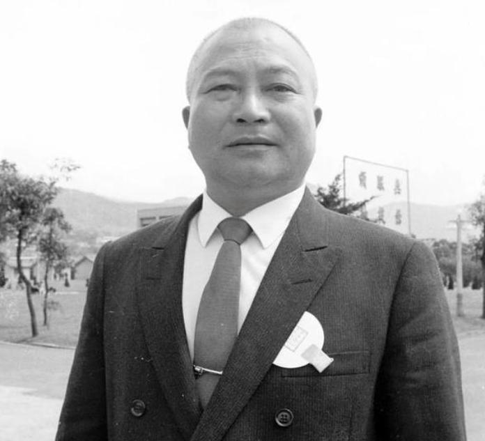 1949年，傅作义在北平向守军高级将领宣布和平起义。话音未落，第九兵团司令官石觉