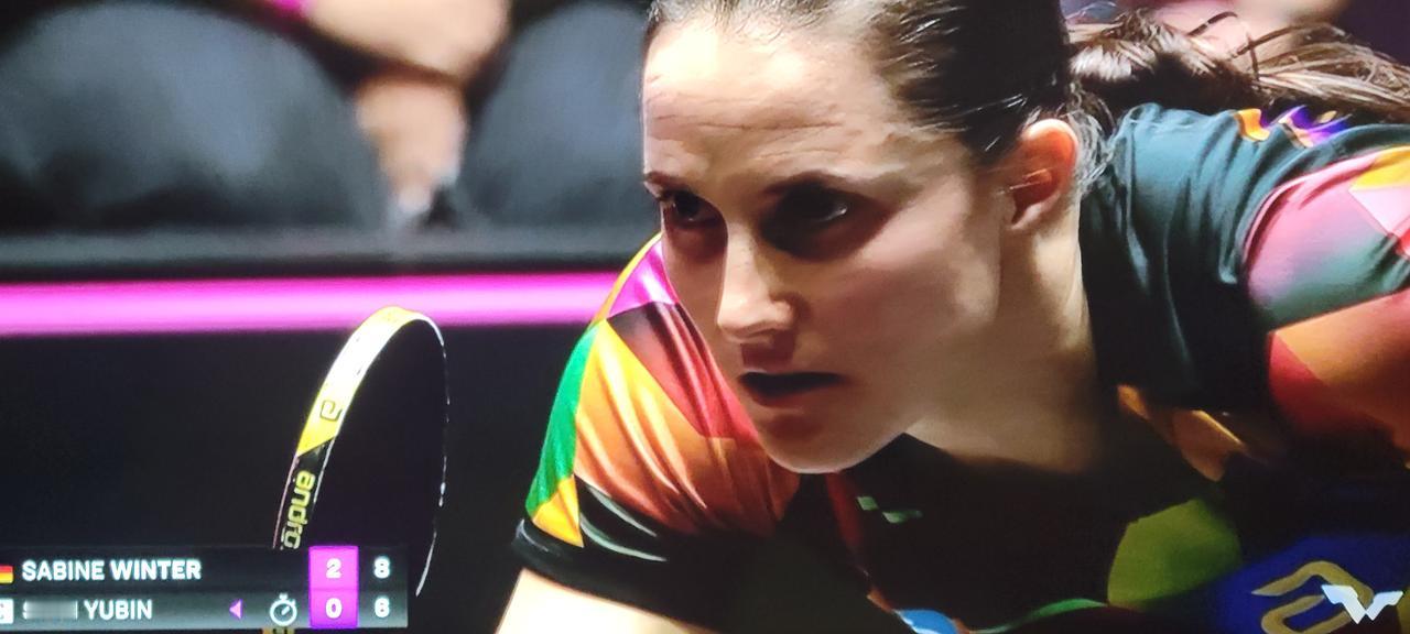 申裕斌在连输三局的危情下，第四局先落后，后追平，再以11:8拿下，使场上大比分改