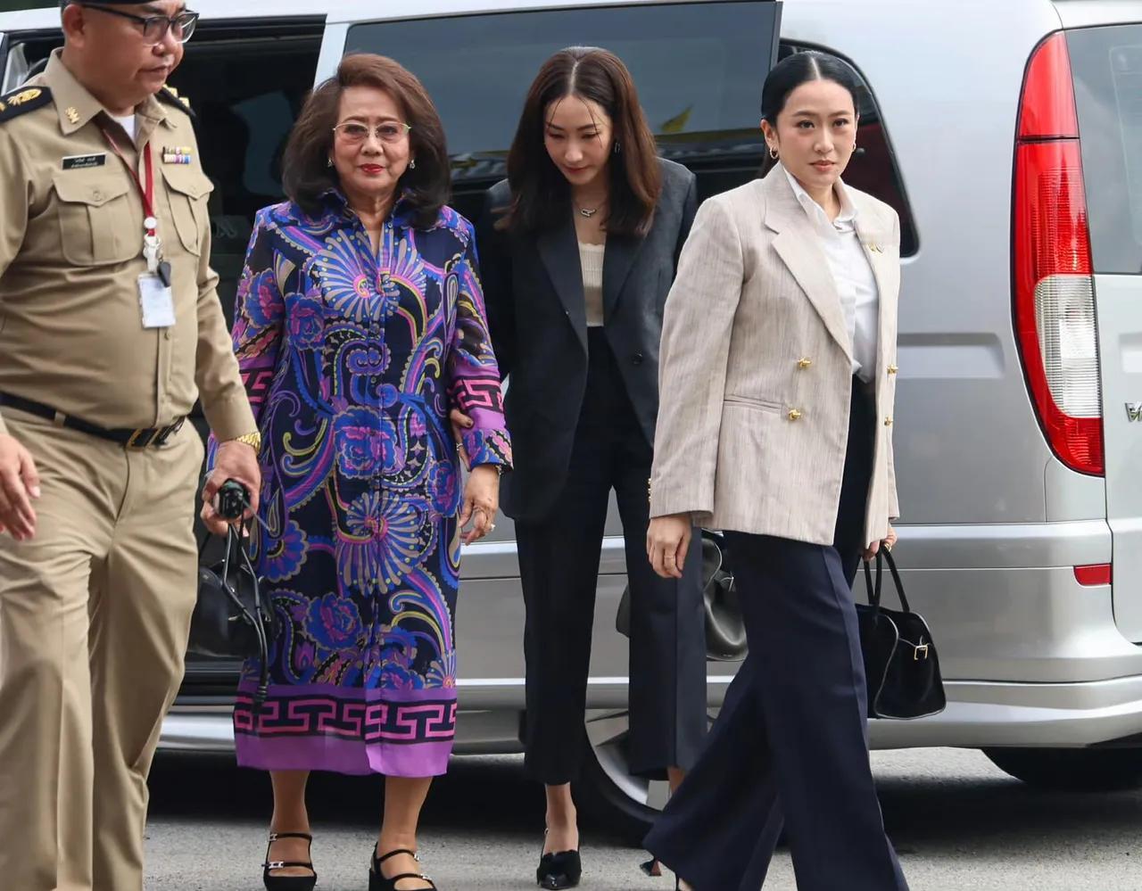 他信被判监禁，他信的前妻朴乍曼开始复出，据报道，佩通坦母亲朴乍曼出现在为泰党党会