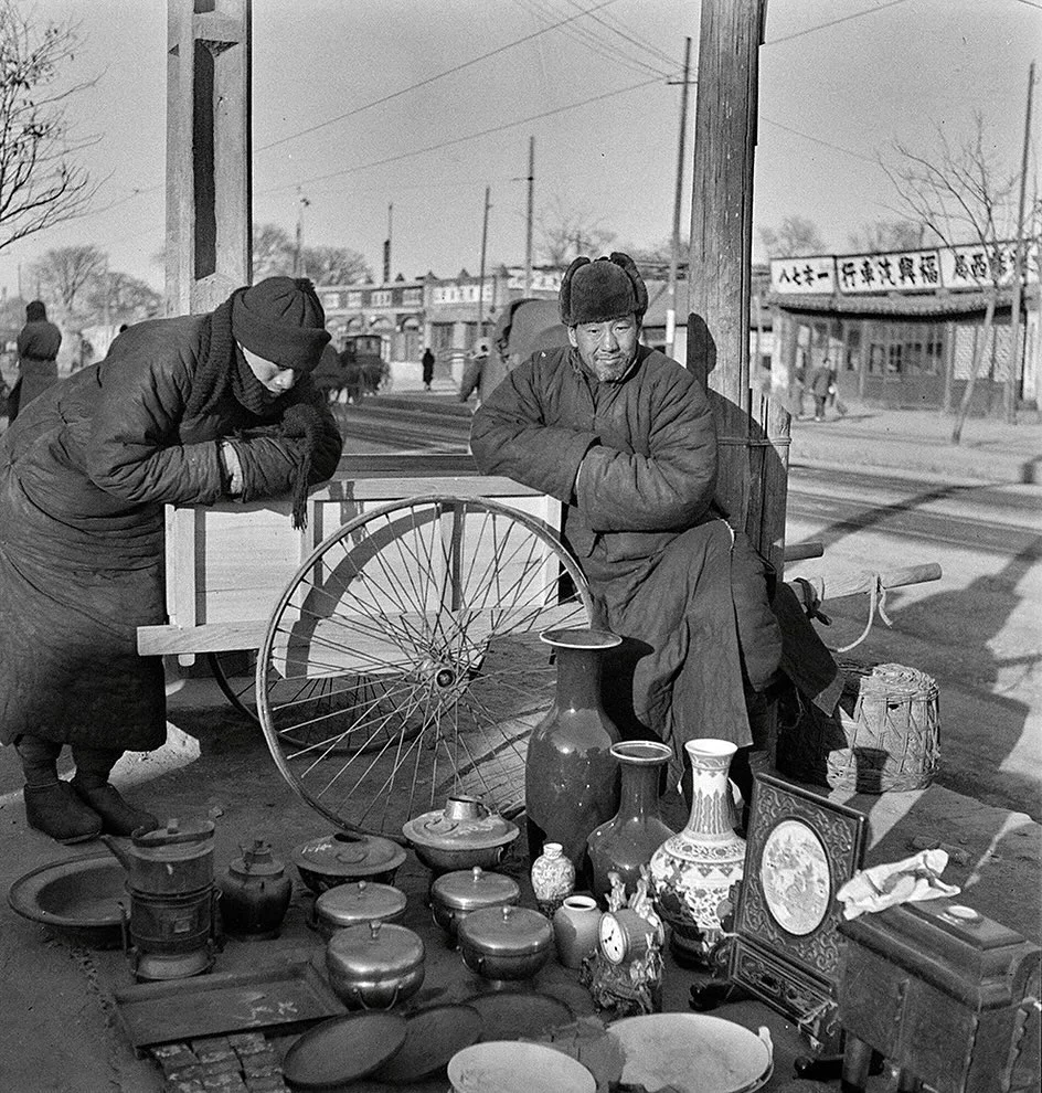 街头小贩，北京，1933-37年。图片来源于:Hélène Hoppenot。