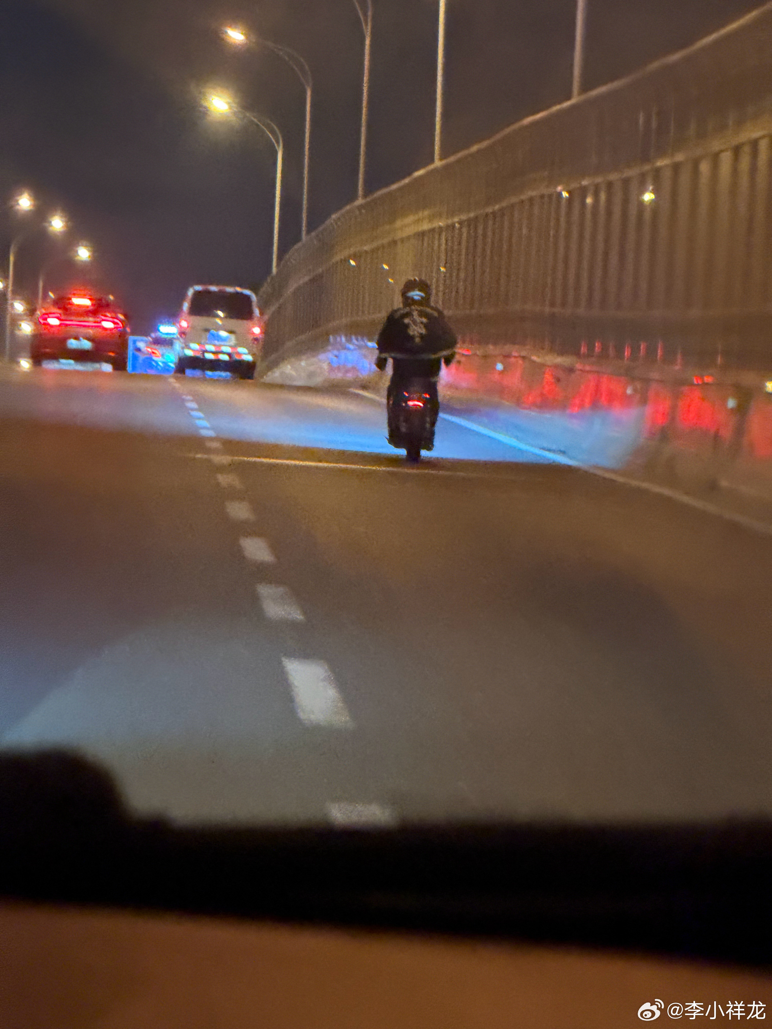 真是啥人都有，不过我有一次也差点骑到高架上，就因为没看明白导航