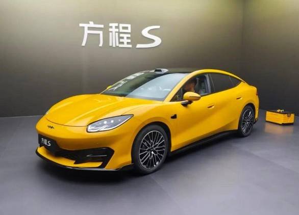 方程豹S｜23万级运动纯电轿跑方程豹S作为成都车展重磅新车，预订价23-28万，