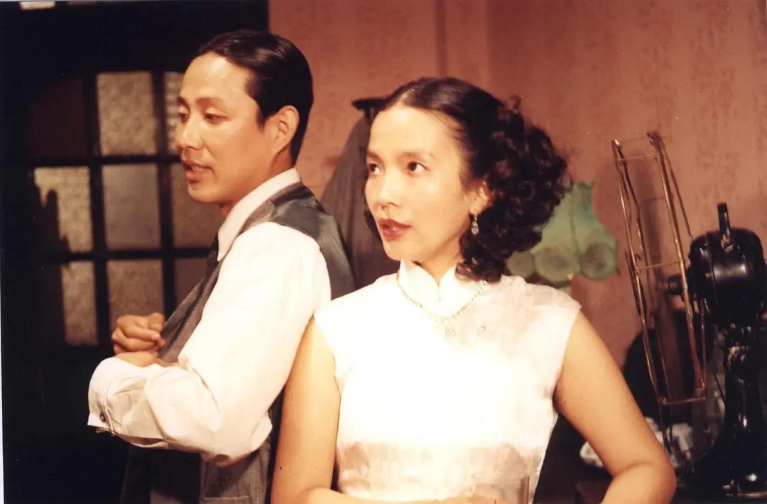 《围城》 豆瓣两条高赞评论：人生最悲哀的两件事，就是对爱的东西，没有勇气去追求。